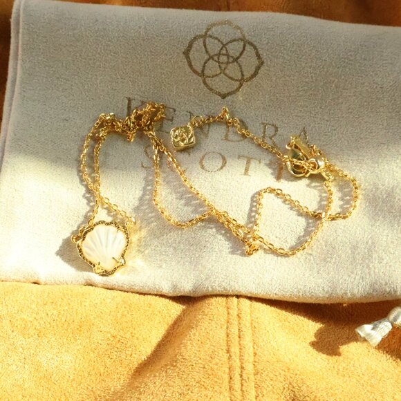 Kendra Scott - Brynne Shell Ivory Mother-of-Pearl Gold Necklace - Picture 3 of 3
